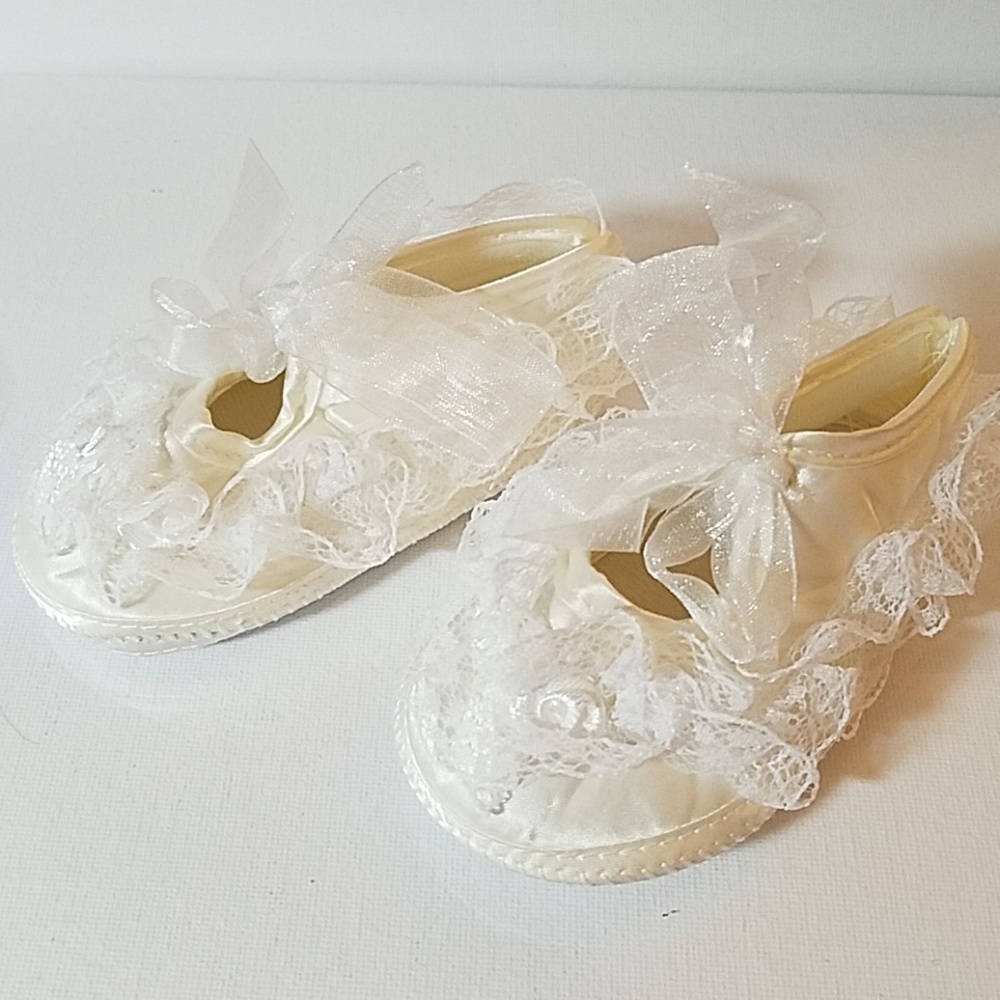 Pale Cream Lacy Shoes Size 13 5 1/4" x 2 1/4"